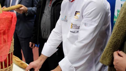 La recette a été élaborée par Jérôme Schwalbach (à d.), boulanger  et MOF 2015 : c’est une baguette à mi-chemin entre le pain de tradition française et le complet.  © D.Péronne